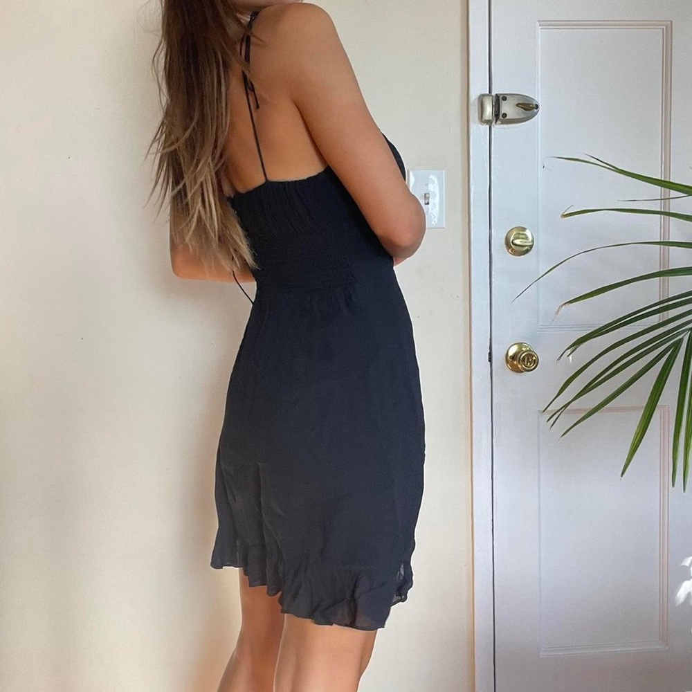 Reformation Black Ruffled 𝐌𝐈𝐍𝐈 𝐃𝐑𝐄𝐒𝐒 𝐒𝐈𝐙𝐄 𝟒 𝐋𝐈𝐊𝐄 𝐍𝐄𝐖 - Picture 8 of 10